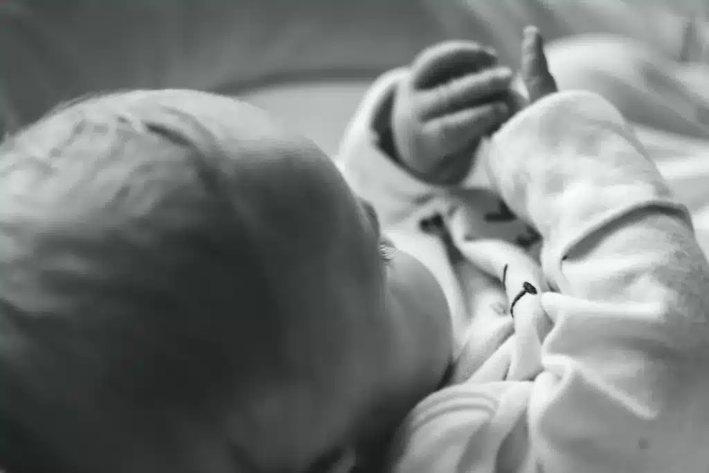 Baby schläft mit offenen Augen